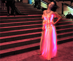 Katy Perry: vestido criado pela CuteCircuit para o Met Ball 2010
